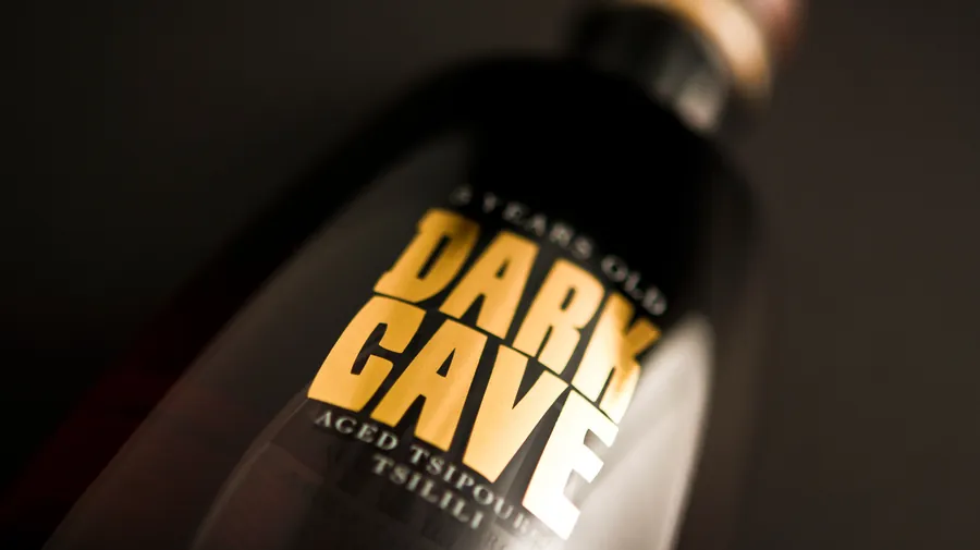 Η ετικέτα DARK CAVE σε κοντινό πλάνο